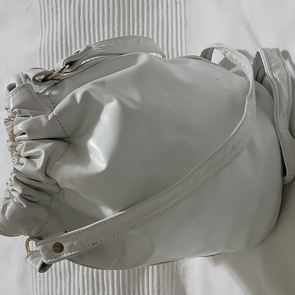 vintage white leather bucket bag embellished with multicolor Stones Preloved - Picture 5 of 8